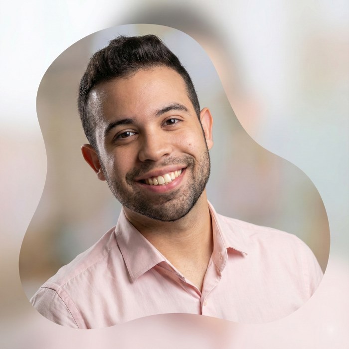 Retrato de um homem sorrindo, usado na seção Sobre Mim do site Cabelo Vivo, representando acolhimento e profissionalismo.